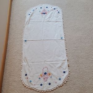 🎉🎉🎉 3/$15 🎉🎉🎉Vintage embroidered table runner